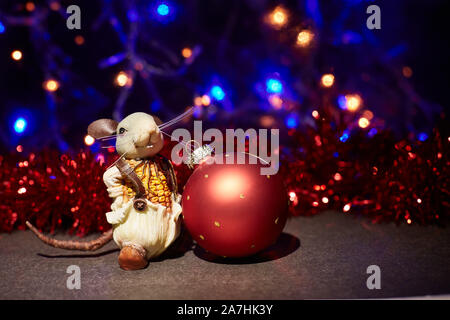 Le rat est le symbole de l'année 2020 selon le calendrier chinois, avec des boules de Noël du Nouvel An. Noël Nouvel an concept. Banque D'Images