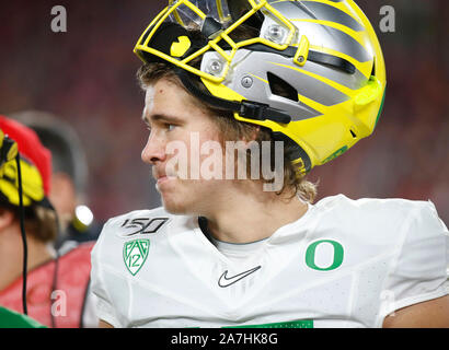 02 novembre 2019, l'Oregon Ducks quarterback Justin Herbert (10) en action au cours de la NCAA Football match entre l'USC Trojans et l'Oregon Ducks au Los Angeles Memorial Coliseum de Los Angeles, Californie. Crédit Photo obligatoire : Charles Baus/CSM Banque D'Images