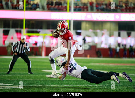 Indiana University's Michael Penix Jr. (9) porte la balle contre Roderick Campbell (nord-ouest) 9 lors d'un match de football NCAA college, samedi, Novembre 2, 2019 au Memorial Stadium à Bloomington, Indiana. Les Hoosiers a battu les Wildcats 34-3. (Photo de Jeremy Hogan/l'Bloomingtonian) Banque D'Images