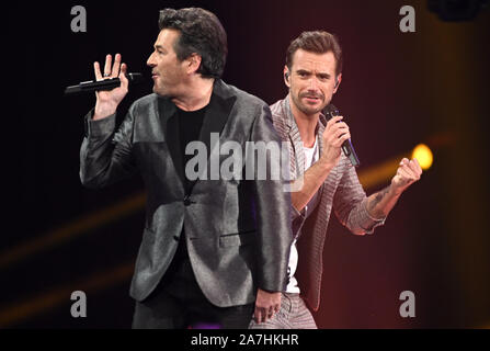 Dortmund, Allemagne. 09Th Nov, 2019. Les chanteurs Florian Silbereisen (r) et Thomas Anders (l) sont sur scène lors de l'émission de télévision ARD 2019 chlagerbooom «' dans la Westfalenhalle. Credit : Henning Kaiser/dpa/Alamy Live News Banque D'Images