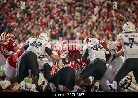 Indiana University's Michael Penix Jr. (9) marque un touchdown contre le nord-ouest au cours d'un match de football NCAA college, samedi, Novembre 2, 2019 au Memorial Stadium à Bloomington, Indiana. Les Hoosiers a battu les Wildcats 34-3. (Photo de Jeremy Hogan/l'Bloomingtonian) Banque D'Images