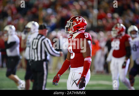 Indiana University's Michael Penix Jr. (9) porte le numéro 44 sur son casque pour la fin de l'UI dvd George Taliaferro pendant un match de football NCAA college, samedi, Novembre 2, 2019 au Memorial Stadium à Bloomington, Indiana. Les Hoosiers a battu les Wildcats 34-3. Taliaferro a été le premier Afro-américain rédigé par une Ligue nationale de football (LNF), et l'équipe a joué au football à l'IU dans les années 40. (Photo de Jeremy Hogan/l'Bloomingtonian) Banque D'Images