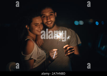 Tiré d'un jeunes qui jouent avec des cierges dans la nuit. Best Friends hanging out at night Banque D'Images
