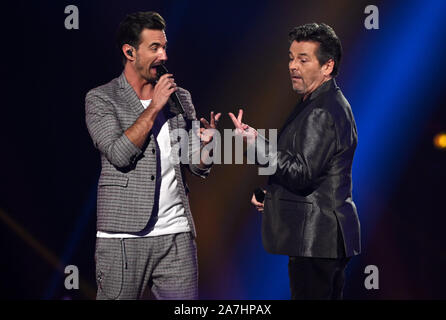 Dortmund, Allemagne. 09Th Nov, 2019. Les chanteurs Florian Silbereisen (l) et Thomas Anders (r) sont sur scène lors de l'émission de télévision ARD 2019 chlagerbooom «' dans la Westfalenhalle. Credit : Henning Kaiser/dpa/Alamy Live News Banque D'Images