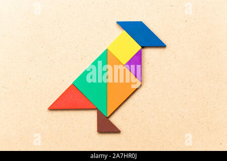 Casse-tête tangram en forme de couleur sur fond de bois Banque D'Images
