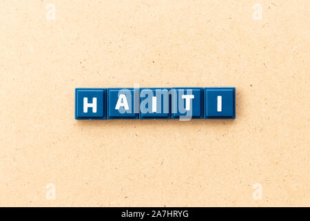 Lettre de tuile dans Word Haïti sur fond en bois Banque D'Images
