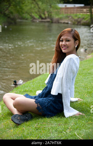 Jolie fille Philippine 19 adolescents par river Banque D'Images