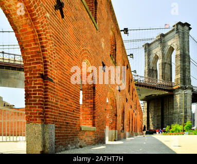 Entrepôt St. Ann'S Et Pont De Brooklyn À Côté Du Parc De Ferries Empire Fulton, Brooklyn New York Banque D'Images