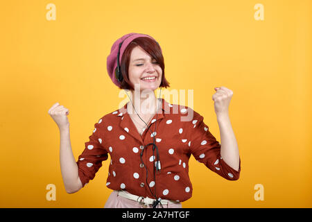 Jeune femme à l'écoute de la musique à l'aide d'un casque très heureux et excité Banque D'Images