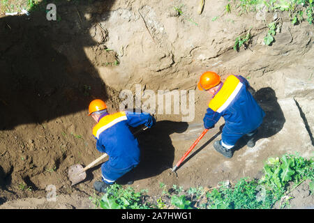 Travailleur méconnaissable en uniforme de creuser. Site Construcrion Banque D'Images