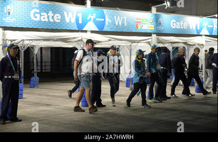 Tokyo, Japon. 2e Nov, 2019. French fans quittent le stade international de Yokohama dans la préfecture de Kanagawa, Japon lors de la Coupe du Monde de Rugby 2019 match final entre l'Angleterre et l'Afrique dans lequel l'Afrique du Sud a gagné 32 - 12 le 2 novembre 2019. Photo par : Ramiro Agustin Vargas Tabares Crédit : Ramiro Agustin Vargas Tabares/ZUMA/Alamy Fil Live News Banque D'Images