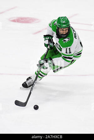 2 novembre 2019 Dakota du Nord de l'avant des patins avec le Westin Michaud puck au cours de la 2019 de la Renommée du Hockey AMÉRICAIN NCAA men's match de hockey entre les Huskies de Michigan Tech et l'Université du Dakota du Nord, la lutte contre les Éperviers de Ralph Engelstad Arena à Grand Forks, ND. Dakota du Nord a gagné 3-1. Photo par Russell Hons Banque D'Images