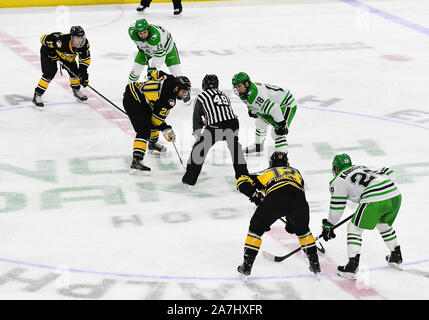 Le 2 novembre 2019 dans le Dakota du Nord, et Michigan Tech face à face au cours de la 2019 de la Renommée du Hockey AMÉRICAIN NCAA men's match de hockey entre les Huskies de Michigan Tech et l'Université du Dakota du Nord, la lutte contre les Éperviers de Ralph Engelstad Arena à Grand Forks, ND. Dakota du Nord a gagné 3-1. Photo par Russell Hons Banque D'Images