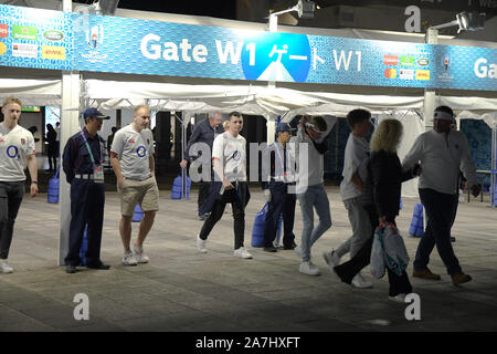 Tokyo, Japon. 2e Nov, 2019. French fans quittent le stade international de Yokohama dans la préfecture de Kanagawa, Japon lors de la Coupe du Monde de Rugby 2019 match final entre l'Angleterre et l'Afrique dans lequel l'Afrique du Sud a gagné 32 - 12 le 2 novembre 2019. Photo par : Ramiro Agustin Vargas Tabares Crédit : Ramiro Agustin Vargas Tabares/ZUMA/Alamy Fil Live News Banque D'Images