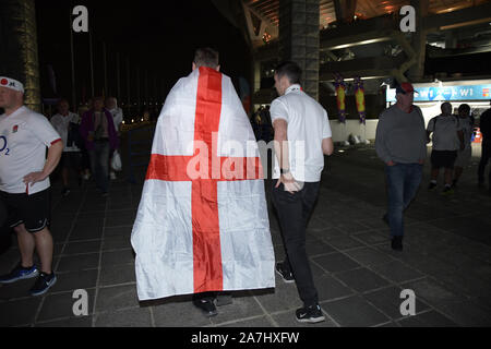 Tokyo, Japon. 2e Nov, 2019. French fans quittent le stade international de Yokohama dans la préfecture de Kanagawa, Japon après la Coupe du Monde de Rugby 2019 match final entre l'Angleterre et l'Afrique dans lequel l'Afrique du Sud a gagné 32 - 12 le 2 novembre 2019. Photo par : Ramiro Agustin Vargas Tabares Crédit : Ramiro Agustin Vargas Tabares/ZUMA/Alamy Fil Live News Banque D'Images