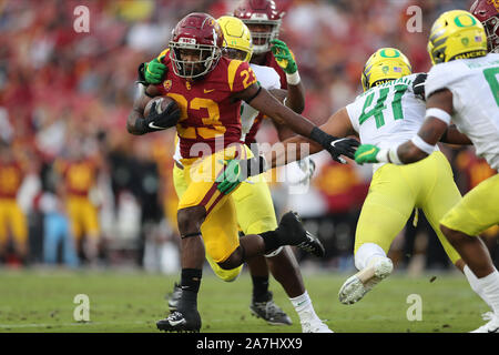 2 novembre 2019 : retour d'exécution USC Trojans Kenan Christon (23) tente de lutter pour verges et il court à travers l'écart dans la première moitié pendant le jeu entre les canards de l'Oregon et de l'USC Trojans au Los Angeles Memorial Coliseum, Los Angeles, CA USA (photo de Peter Renner and Co/Cal Sport Media) Banque D'Images