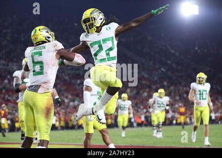 2 novembre 2019 : Oregon Ducks wide receiver Juwan Johnson (6) et de l'Oregon Ducks d'utiliser de nouveau Darrian Felix (22) célébrer après un score de l'Oregon pendant le jeu entre les canards de l'Oregon et de l'USC Trojans au Los Angeles Memorial Coliseum, Los Angeles, CA USA (photo de Peter Renner and Co/Cal Sport Media) Banque D'Images