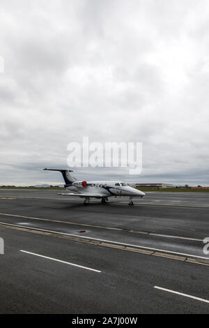 Embraer Phenom 100 à l'aéroport de Biarritz, France Banque D'Images