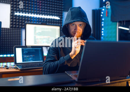 Hacker dans le capot montre Thumbs up, criminel de réseau Banque D'Images