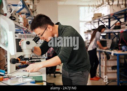 New York, USA. 29Th sep 2019. Photo fournie par QUALCOMM QUALCOMM montre employé qui travaille dans son laboratoire en Chine. Source : Xinhua/Alamy Live News Banque D'Images