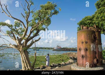 Fort Kochi, Kerala, Inde - le 12 octobre 2010 : l'homme est d'un arbre dans les zones de pêche de la Forth Kochi bay Banque D'Images