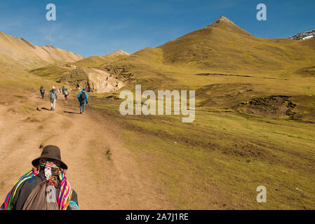 Cusipata, Pérou - Juin 08, 2017 : l'homme et la Communauté andine péruvienne les touristes à monter la colline dans la façon d'Vinicunca, également connu sous le nom de Rainbow Mountain Banque D'Images