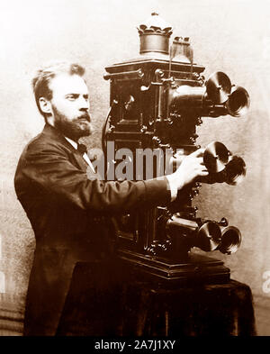 Charles Goodwin Norton et son triunial projecteur de diapositives de lanterne magique, l'ère victorienne Banque D'Images