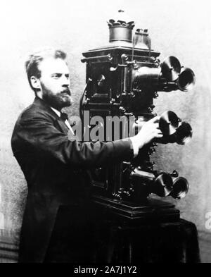 Charles Goodwin Norton et son triunial projecteur de diapositives de lanterne magique, l'ère victorienne Banque D'Images