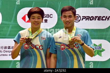 Macao, Chine. 29Th sep 2019. Dechapol Puavaranukroh Sapsiree (R)/Taerattanachai de Thaïlande posent après avoir remporté la finale du contre Wang Chi-Lin/Cheng Chi Ya du Taipei chinois à Macao Ouvrir tournoi de badminton à Macao, Chine du sud, le 3 novembre 2019. Credit : Lo Fai Ping/Xinhua/Alamy Live News Banque D'Images