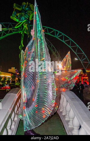 Les ailes au-dessus de l'eau LED Wispy affichent une silhouette élégante lors du festival Day of the Dead, en novembre, le mois d'accueil de la Journée des morts au Mexique. Southport Pleasureland a mis en scène sa propre tournure sur la célébration mexicaine effrayante avec une cascade explosive de couleurs et de motifs créés tout en dansant avec lumière, lumineux, numérique, design en boucle, mouvement, motif et réjouissances vibrantes dans un festin pour les sens. Une foule de divertissements et de célébrations fantastiques ont amené des milliers de touristes à la station pour profiter du spectacle. Banque D'Images