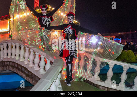 Wings Over Water LED Wispy au Festival Day of the Dead – novembre le mois hôte de la Journée des morts au Mexique.Southport Pleasureland a mis en scène sa propre touche sur la sinistre fête mexicaine avec une cascade explosive de couleurs et de motifs créés tout en dansant avec la lumière, lumineux, numérique, boucle design, mouvement,des motifs et des festivités vibrantes dans un festin pour les sens.Des milliers de touristes se sont rendu à l'hôtel pour profiter du spectacle. Banque D'Images