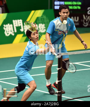 Macao, Chine. 29Th sep 2019. Dechapol Puavaranukroh Sapsiree Taerattanachai/(L) de la Thaïlande au cours de la compétition finale du contre Wang Chi-Lin/Cheng Chi Ya du Taipei chinois à Macao Ouvrir tournoi de badminton à Macao, Chine du sud, le 3 novembre 2019. Credit : Lo Fai Ping/Xinhua/Alamy Live News Banque D'Images