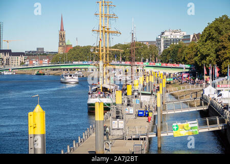 Vue de célèbre sailer 'Alexander von Humboldt' en utilisant qu'un restaurant sur la promenade de la Weser Schlachte Banque D'Images