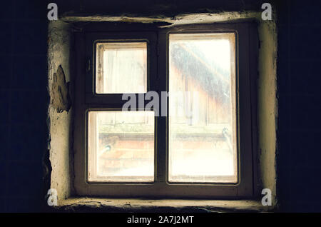 Ancienne maison de village dans la fenêtre Banque D'Images