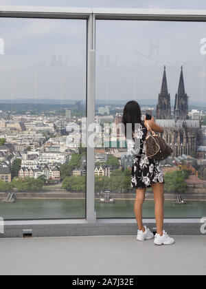 KOELN, ALLEMAGNE - circa 2019 Août : Les gens sur Koelntriangle visites gratte-ciel plate-forme regarder Banque D'Images