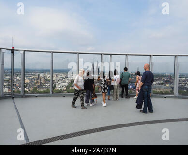 KOELN, ALLEMAGNE - circa 2019 Août : Les gens sur Koelntriangle visites gratte-ciel plate-forme regarder Banque D'Images