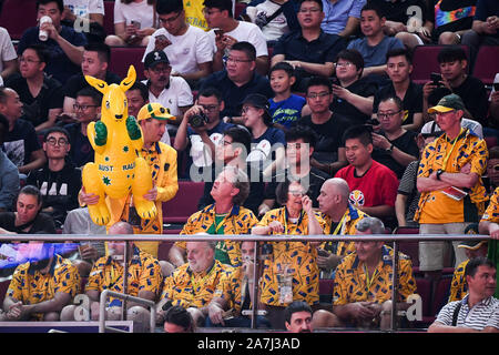 Des fans australiens acclamer l'Australie à l'Espagne contre l'Australie 2019 demi-finale de la Coupe du Monde de Basket-ball de la FIBA à Beijing, Chine, 13 septembre 2019. Banque D'Images