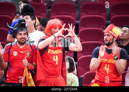 L'Espagnol fans acclamer l'Espagne à l'Espagne contre l'Australie de 2019 demi-finale de la Coupe du Monde de Basket-ball de la FIBA à Beijing, Chine, 13 septembre 2019. Banque D'Images