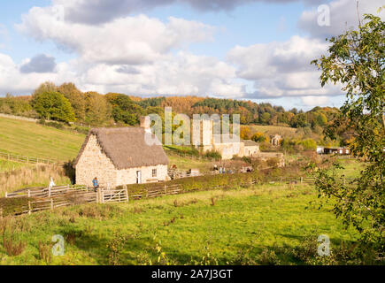 Joe le Quilter's Cottage géorgien de chaume heather et St Helen's Church à Beamish Museum, dans le comté de Durham, England, UK Banque D'Images