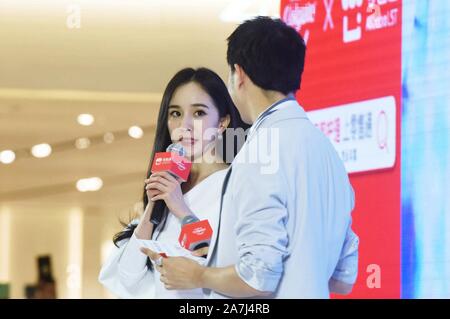 L'actrice et chanteuse chinoise Yang Mi, gauche, assiste à l'événement promotionnel Colgate à Hangzhou, ville de l'est de la Chine dans la province du Zhejiang, le 4 septembre 2019. Banque D'Images