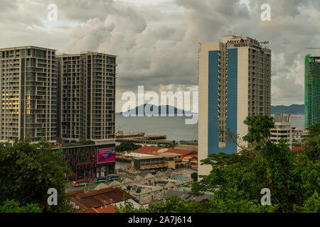 La ville de Kota Kinabalu, Sabah, Malaisie, du sommet de Signal Hill Banque D'Images