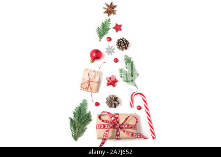 Arbre de Noël à partir de branches de sapin, décorations d'hiver, les bonbons et les boîtes cadeaux isolé sur fond blanc. maison de vacances concept créatif. nouvelle année ou ch Banque D'Images