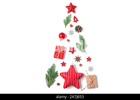 Arbre de Noël à partir de branches de sapin rouge, décorations, cadeaux et baies d'hiver sur fond blanc. maison de vacances concept créatif. nouvelle année ou chris Banque D'Images