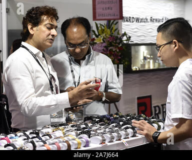 Les gens regardent le montres à la 38ème Hong Kong Watch et de l'horloge juste à Hong Kong Convention and Exhibition Centre à Wanchai, Hong Kong, le 4 septembre Banque D'Images