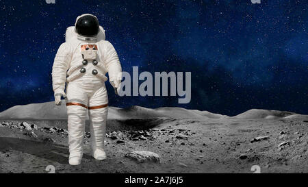 Le cosmonaute ou astronaute dans l'univers debout sur la lune ou de surface de la planète. Élément d'image aimablement fournie par la NASA Banque D'Images