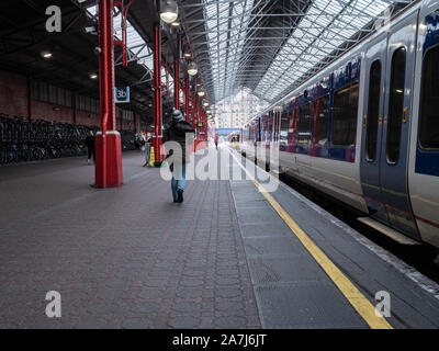 Londres - le 27 octobre 2019 : les passagers sur la plate-forme à Londres Marylebone Station Banque D'Images