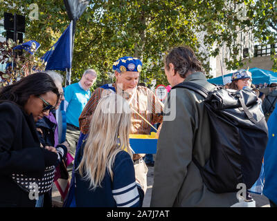 Londres, Royaume-Uni - 19 octobre 2019 : Le vote du peuple de mars, les manifestants anti-Brexit vague drapeaux de l'UE et restent des pancartes Banque D'Images