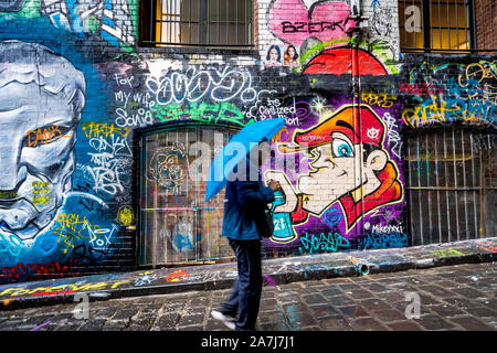 02 Nov 19. Melbourne, Victoria, Australie. Hosier Lane à Melbourne est plein de street art et attire les touristes et les habitants. Banque D'Images