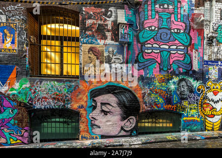 02 Nov 19. Melbourne, Victoria, Australie. Hosier Lane à Melbourne est plein de street art et attire les touristes et les habitants. Banque D'Images