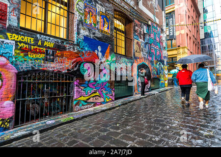 02 Nov 19. Melbourne, Victoria, Australie. Hosier Lane à Melbourne est plein de street art et attire les touristes et les habitants. Banque D'Images